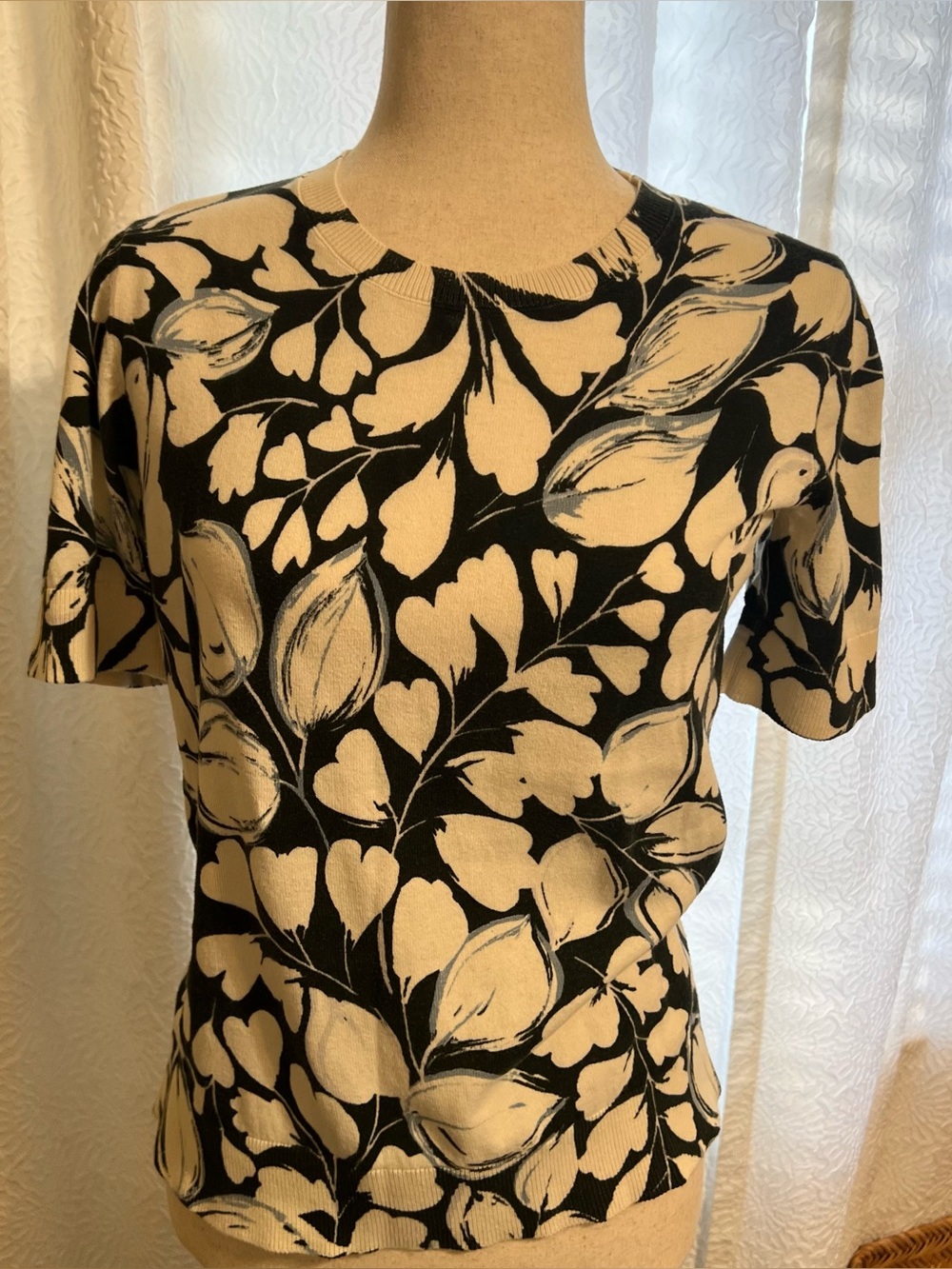Ann Taylor Black and Cream Floral Short Sleeve Knit Top Women’s size Medium